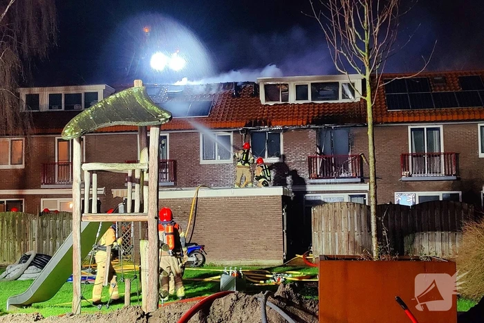 Explosie veroorzaakt grote brand in woning