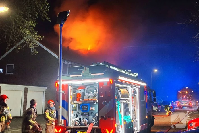Explosie veroorzaakt grote brand in woning