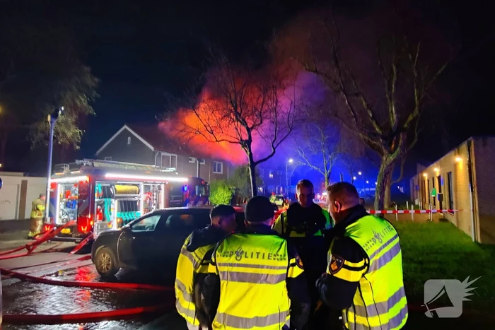 Explosie veroorzaakt grote brand in woning