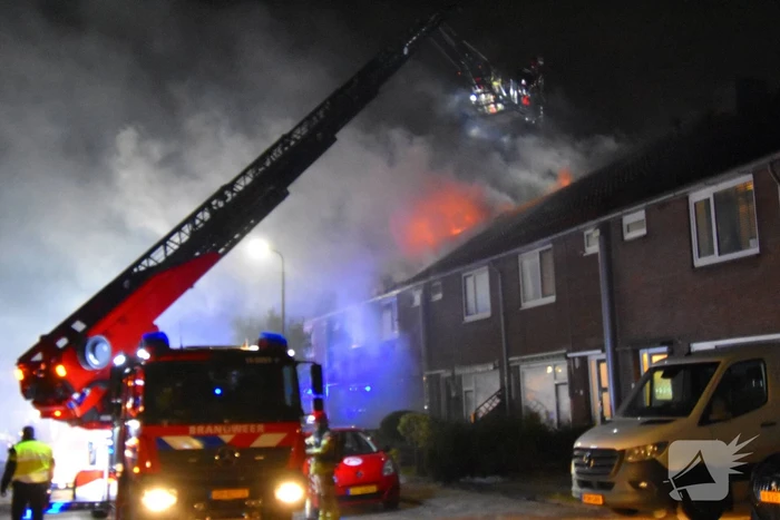 Explosie veroorzaakt grote brand in woning