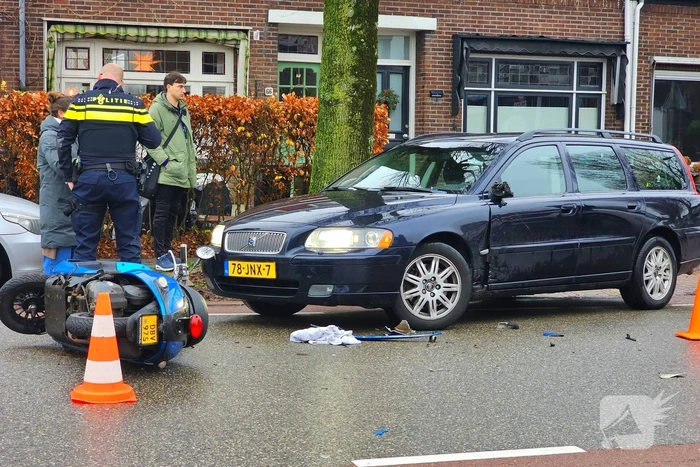 Scooterrijder geschept door automobilist