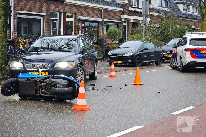 Scooterrijder geschept door automobilist