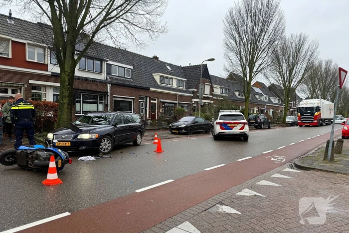 Scooterrijder geschept door automobilist