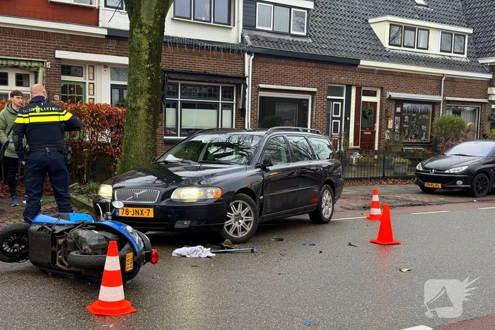 Scooterrijder geschept door automobilist
