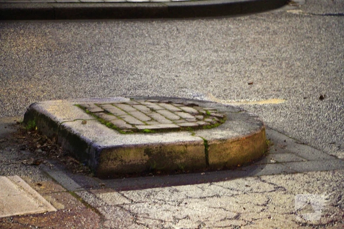 Fietsster botst tegen stoeprand