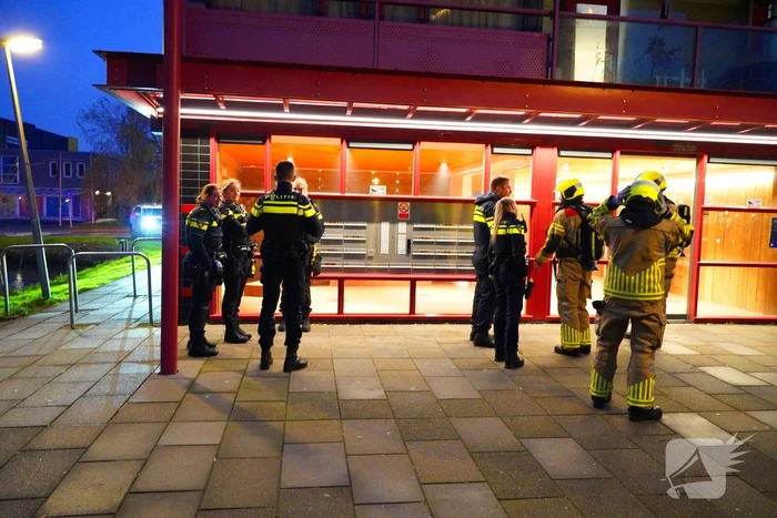 Vuurwerk zet portiek vol rook