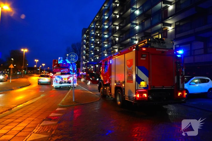 Vuurwerk zet portiek vol rook