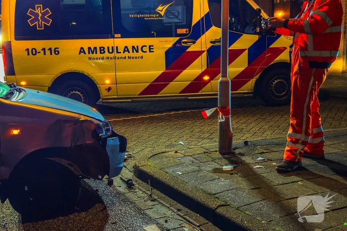 Automobilist gewond bij botsing tegen lichtmast