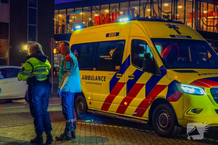 Automobilist gewond bij botsing tegen lichtmast