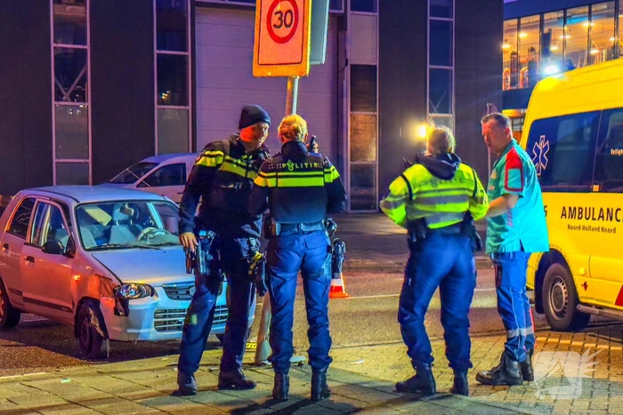 Automobilist gewond bij botsing tegen lichtmast