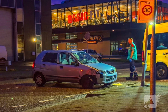 Automobilist gewond bij botsing tegen lichtmast