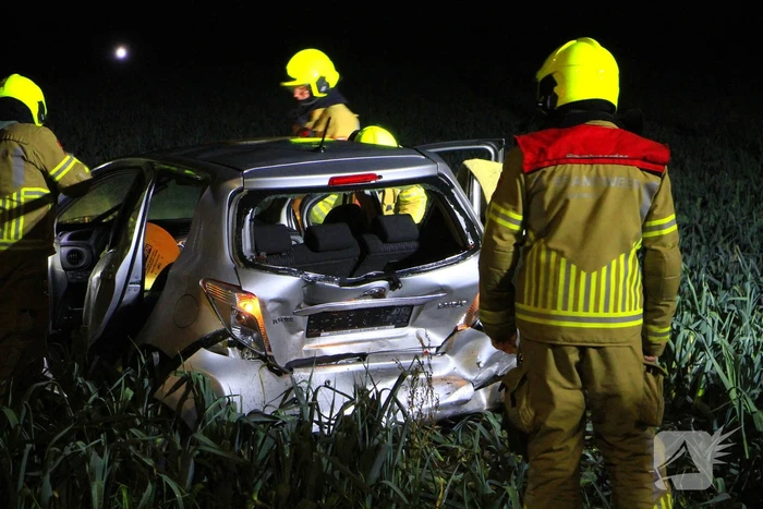Auto belandt tussen prij door aanrijding
