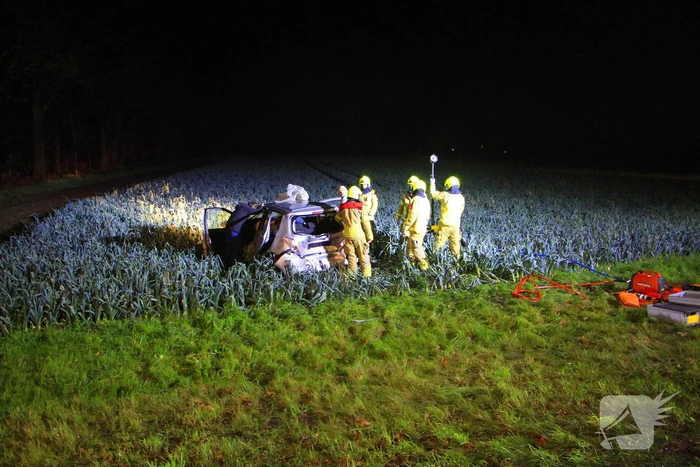Auto belandt tussen prij door aanrijding