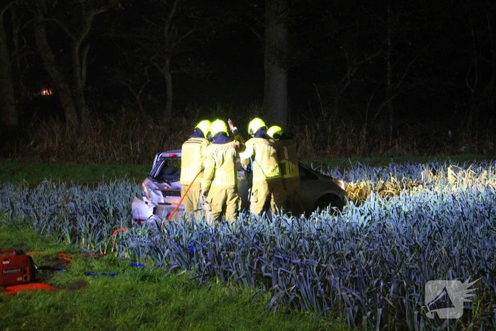 Auto belandt tussen prij door aanrijding