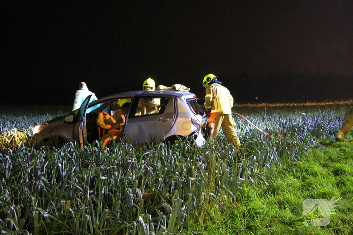 Auto belandt tussen prij door aanrijding