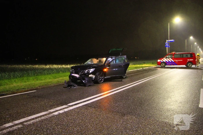 Auto belandt tussen prij door aanrijding