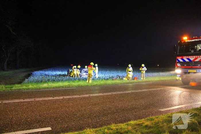 Auto belandt tussen prij door aanrijding