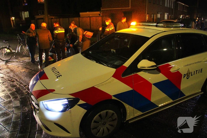 Fietser gaat onderuit door bladeren op de weg