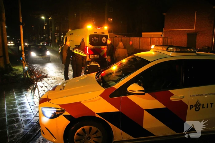 Fietser gaat onderuit door bladeren op de weg