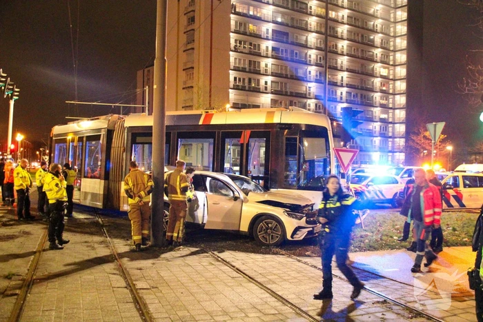 Meerdere gewonden bij ernstige botsing tussen auto en tram