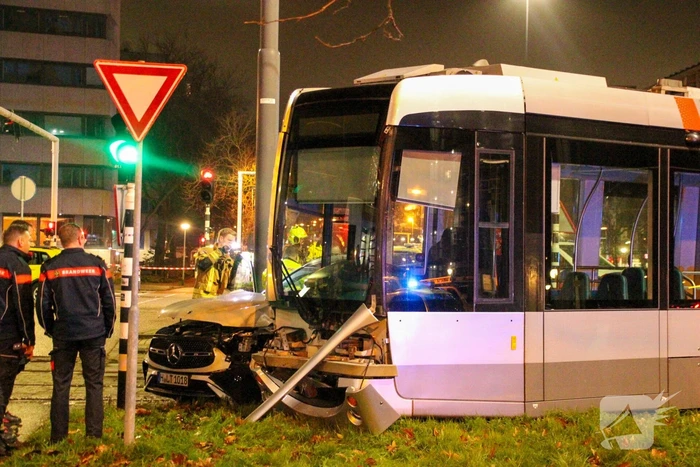 Meerdere gewonden bij ernstige botsing tussen auto en tram