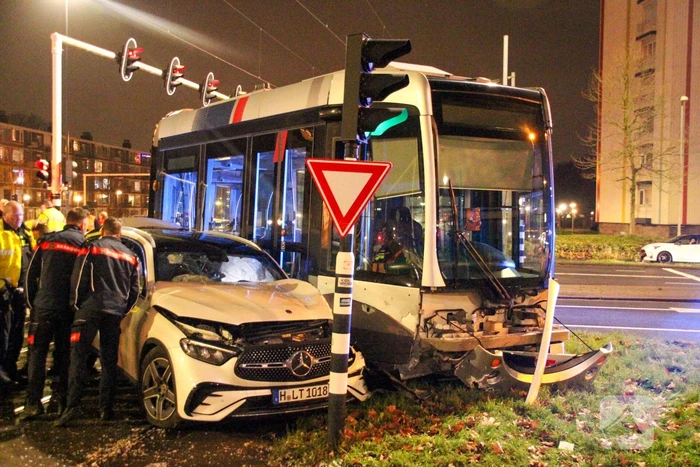 Meerdere gewonden bij ernstige botsing tussen auto en tram