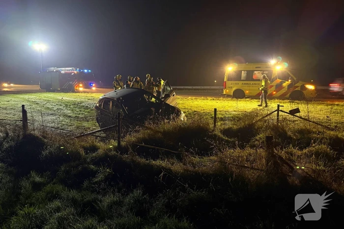 Automobilist belandt naast snelweg
