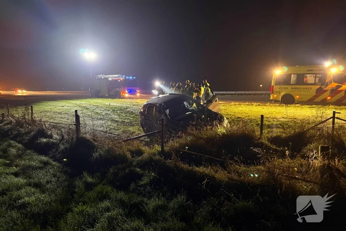 Automobilist belandt naast snelweg