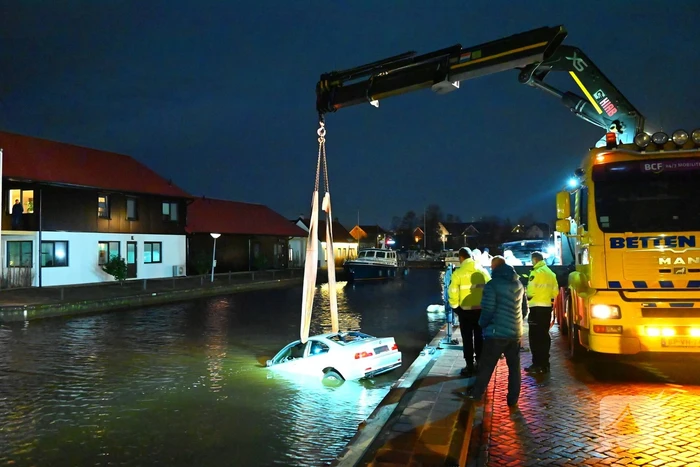 Twee personen uit water gered na ongeval