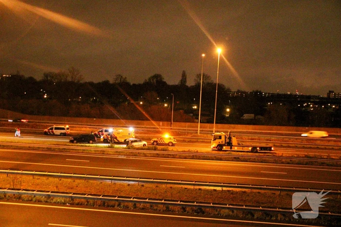 Auto zwaar beschadigd na ongeval op snelweg