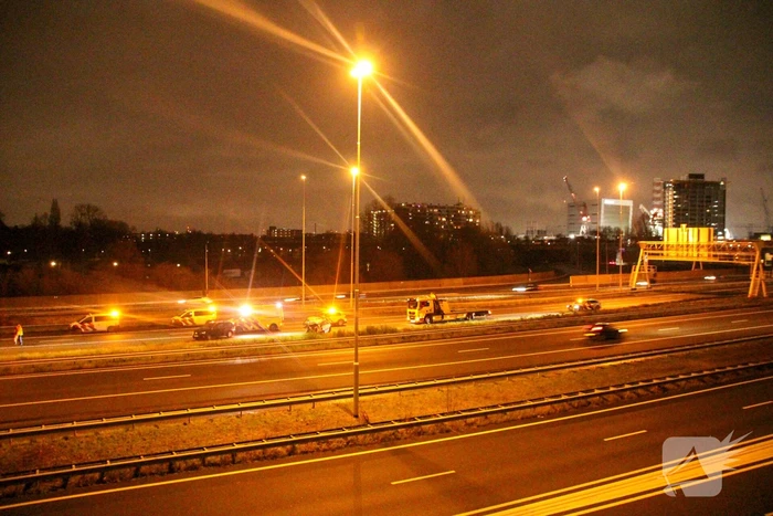 Auto zwaar beschadigd na ongeval op snelweg