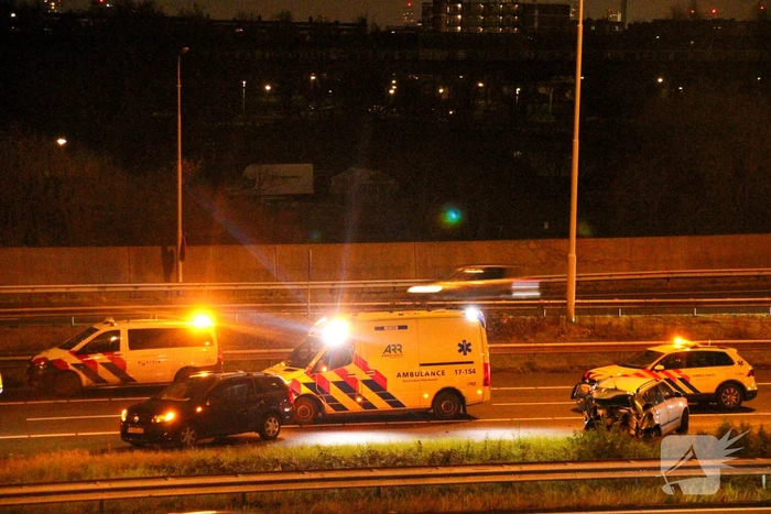 Auto zwaar beschadigd na ongeval op snelweg