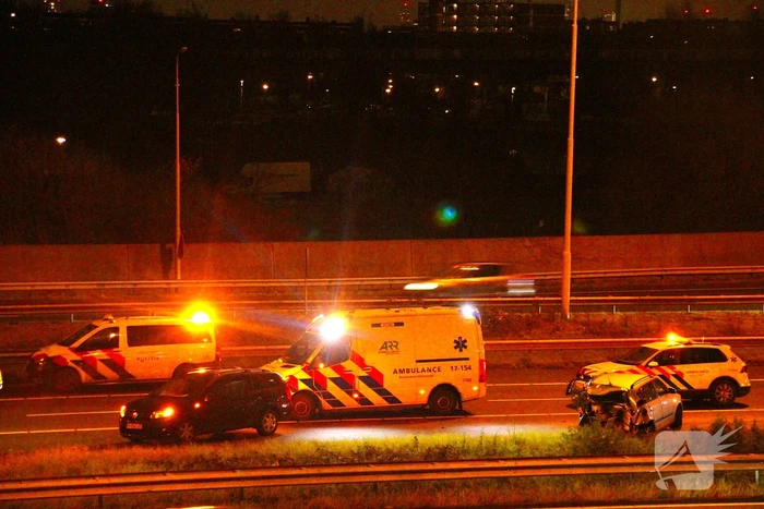Auto zwaar beschadigd na ongeval op snelweg