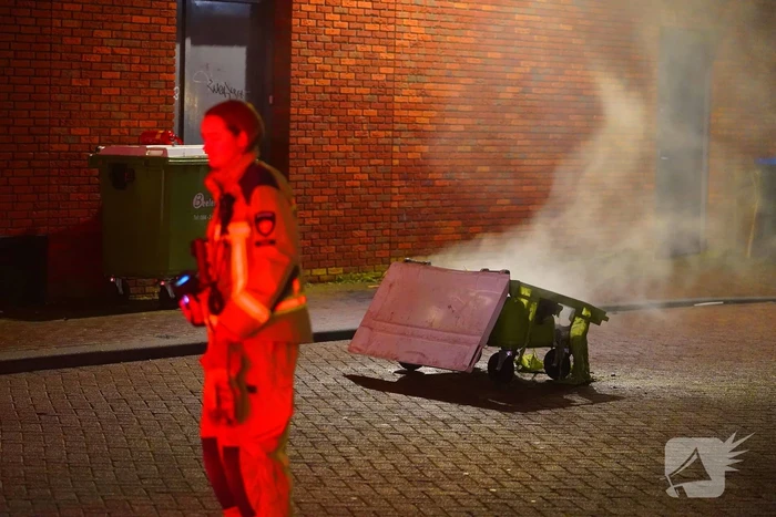 Container midden op de weg in brand