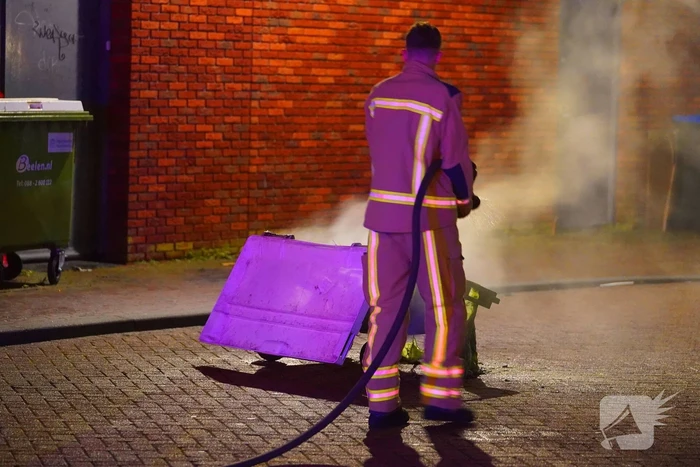 Container midden op de weg in brand
