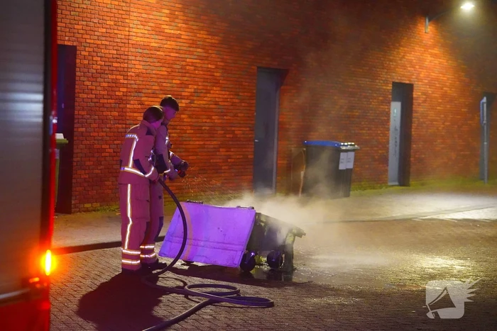 Container midden op de weg in brand