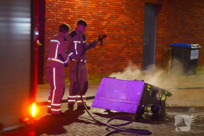 Container midden op de weg in brand