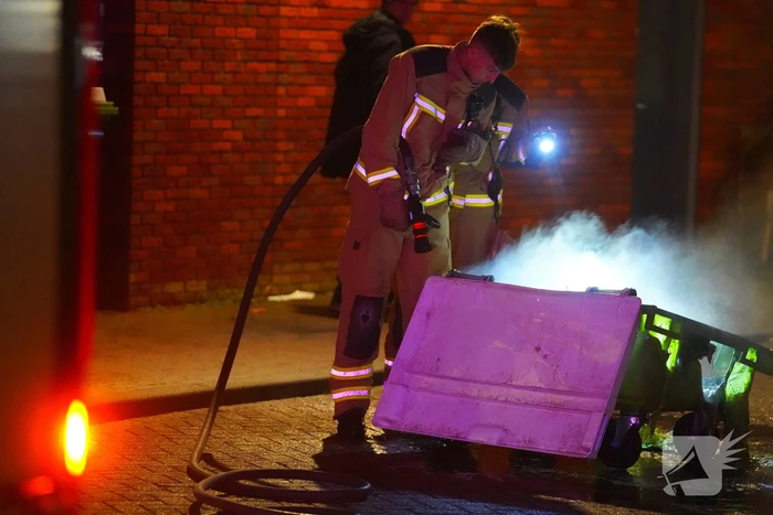 Container midden op de weg in brand
