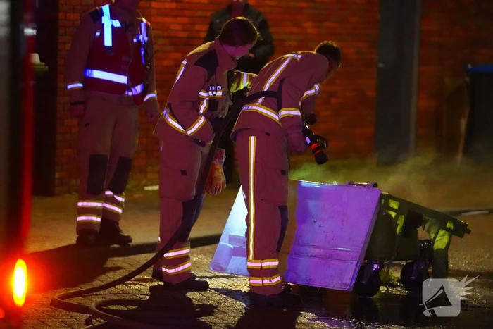 Container midden op de weg in brand