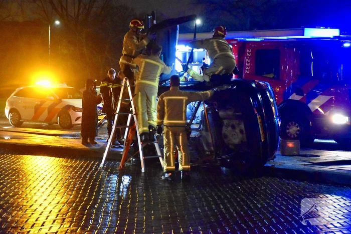 Auto belandt op zijkant na aanrijding