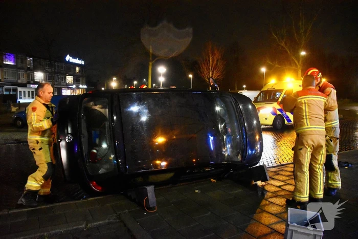 Auto belandt op zijkant na aanrijding