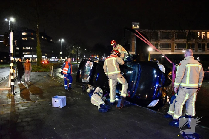 Auto belandt op zijkant na aanrijding