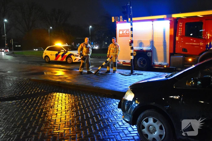 Auto belandt op zijkant na aanrijding