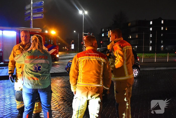 Auto belandt op zijkant na aanrijding