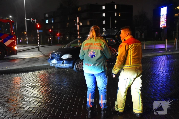 Auto belandt op zijkant na aanrijding