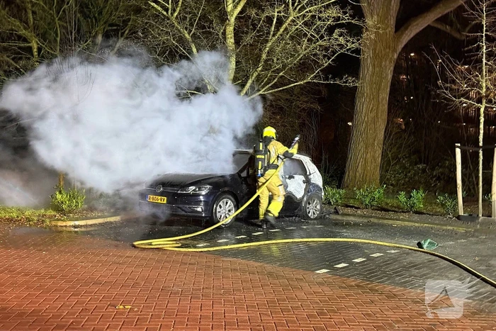Auto volledig uitgebrand op parkeerplaats