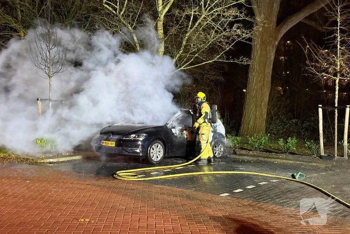 Auto volledig uitgebrand op parkeerplaats