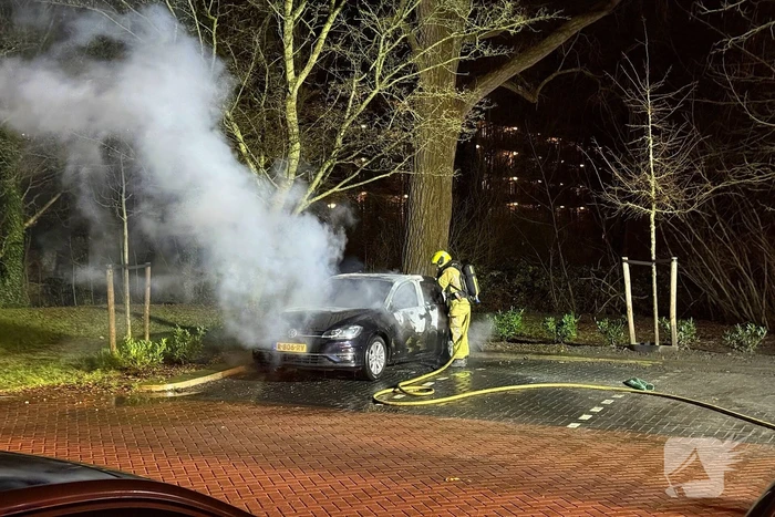 Auto volledig uitgebrand op parkeerplaats