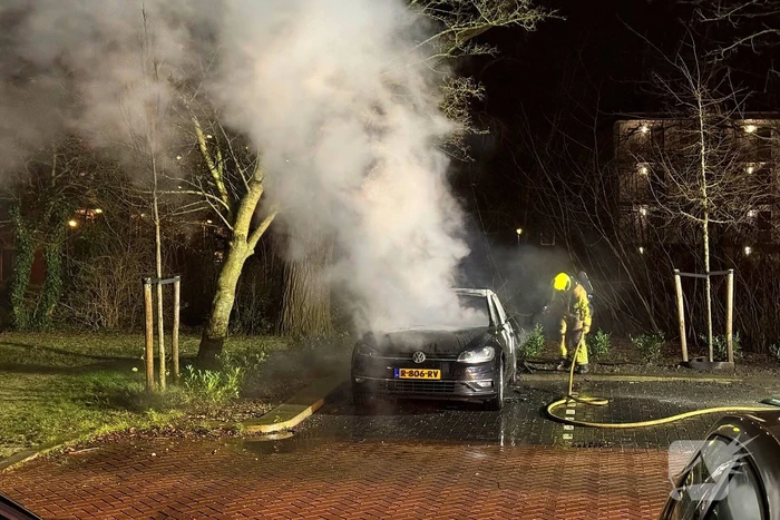 Auto volledig uitgebrand op parkeerplaats