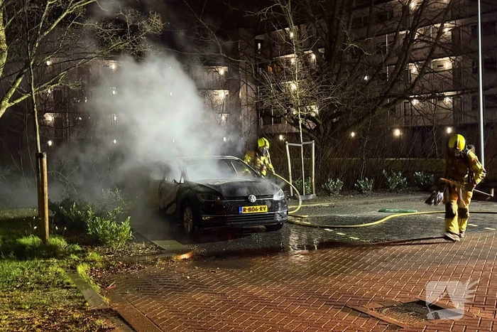 Auto volledig uitgebrand op parkeerplaats